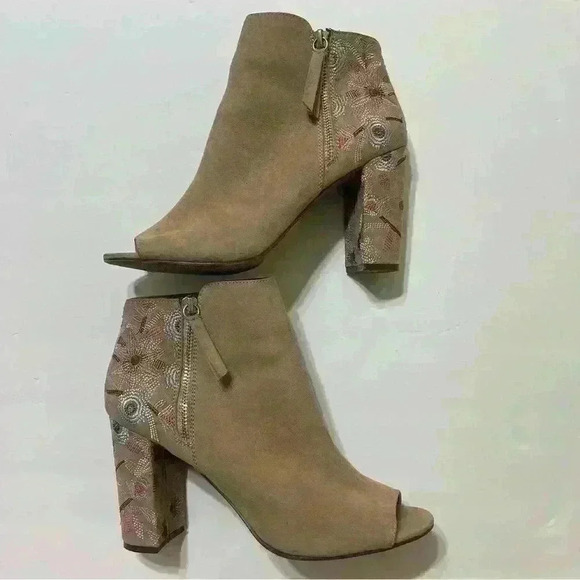 Women's SO Beige Suede Embroidered Open Toe Booties Size 9.5 Boho Floral outdoor - Picture 3 of 13